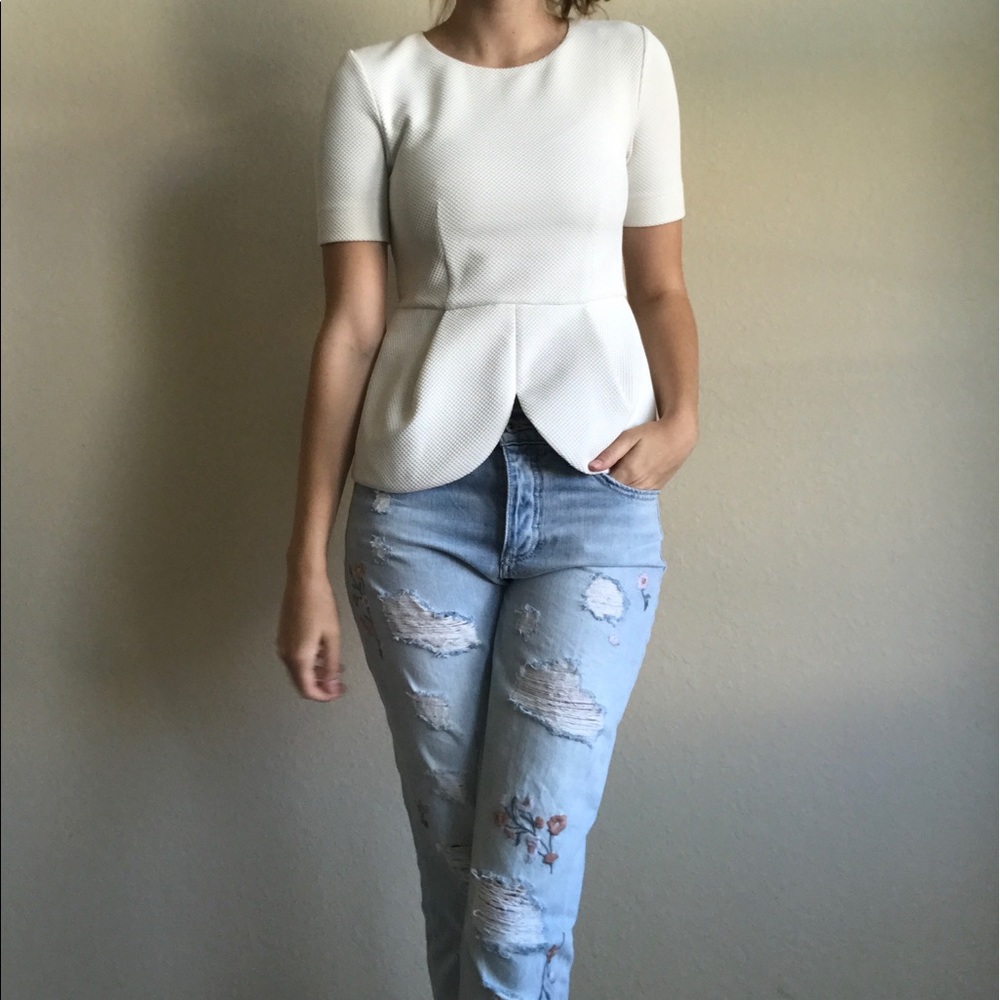 ✨HP✨H&M white peplum top with scalloped finish
